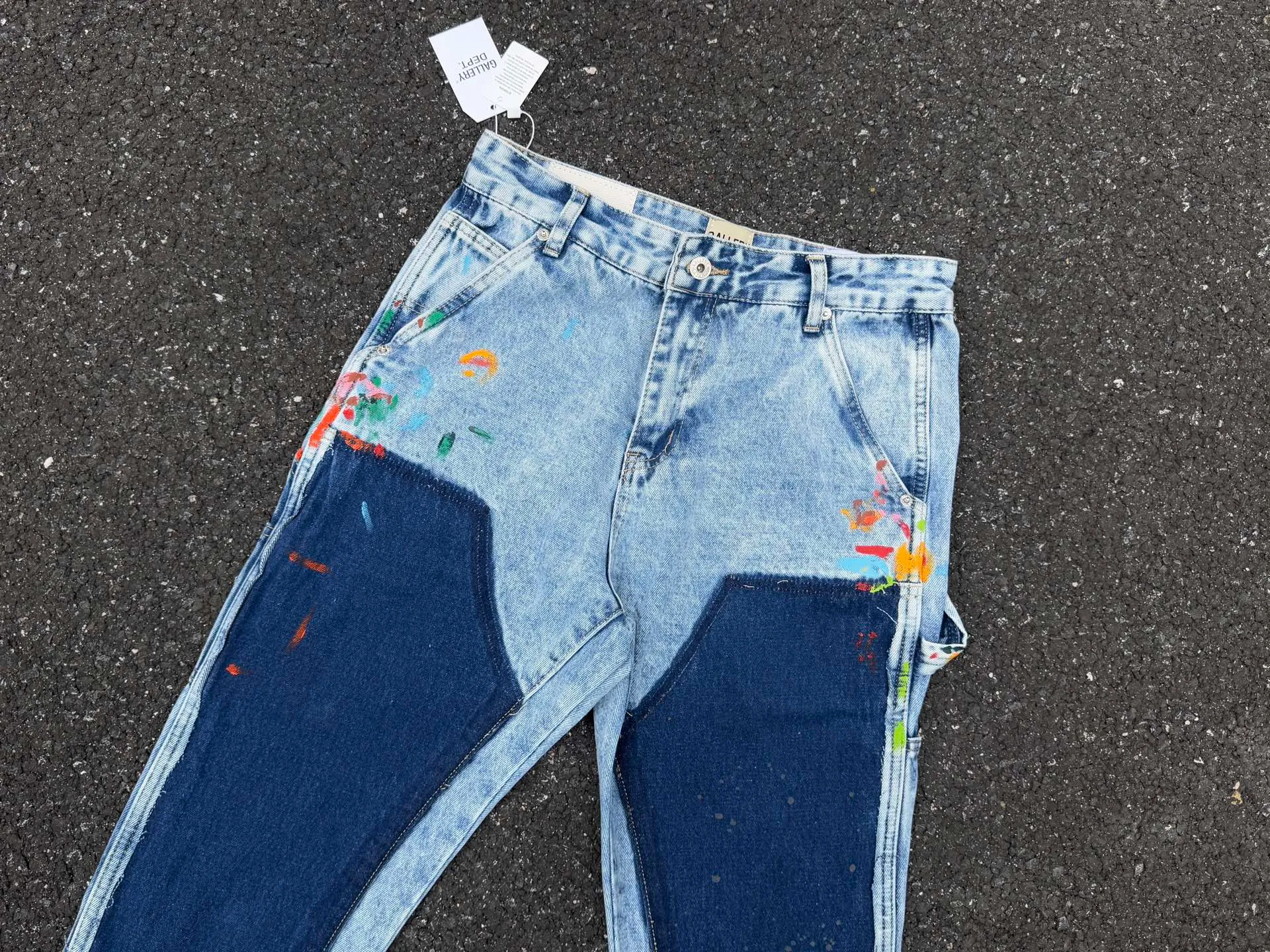 P250💰G94 GALLERY DEPT. Spliced ​​patches, ink-splashed denim bell-bottoms, washed distressed patchwork jeans, denim washing factory. During the process, the owner of the washing factory helped introduce a boss who once worked at Levi's OEM factory and then started his own business. This also paved the way for the following styles. Therefore, Levi's remodeled single product for the base plate is really familiar. Whether it is the fabrics supplied or the lathes used in production, there is nothing to choose from. -Color: blue -Number of codes: 28 30 32 34 36